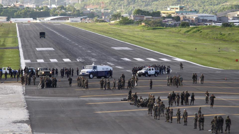 STOPPET: Blokkeringer p� rullebanen og trusler om avskj�ring med kampfly gjorde at Honduras' avsatte president Manuel Zelaya ble hindret i � lande i hovedstaden Tegucigalpa s�ndag. Foto: REUTERS/SCANPIX