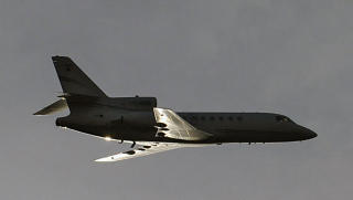 SNUDDE: Flyet der Manuel Zelaya er ombord er her fotografert over Toncontin-flyplassen i Tegucigalpa i Honduras. Flyet skal n� ha landet i Managua i Nicaragua. Foto: AFP/SCANPIX