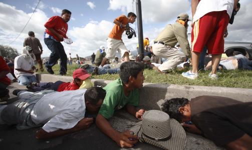 T�REGASS: Tilhengere av Zelaya legger seg ned p� bakken mens det blir avfyrt t�regass mot demonstrantene p� flyplassen. Foto: REUTERS/SCANPIX