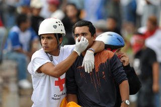 SKADDE: Flere bilder fra stedet viser skadde og antatt d�de personer. Foto: AFP/SCANPIX