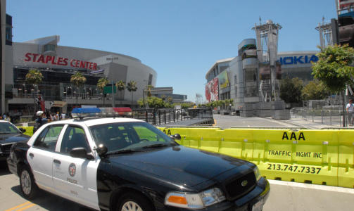 SPERRES: Hektiske forberedelser utenfor Staples Center i Los Angeles sentrum. Foto: GEIR BARSTEIN