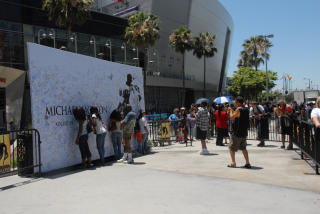 MINNEVEGG: Fans har str�mmet til gjennom hele veggen for � sette navnet og en hilsen p� veggen utenfor Staples Center. Foto: GEIR BARSTEIN
