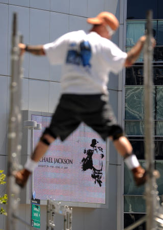 MYE � GJ�RE: En arbeider utenfor Staples Center i Los Angeles. Foto: AFP/SCANPIX