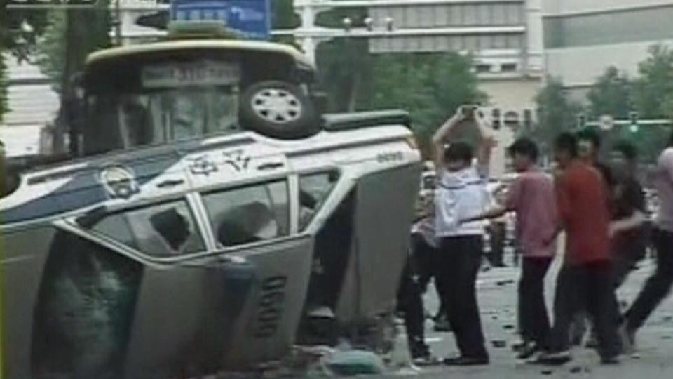 OPPTØYER: Et bilde fra CCTV viser en veltet politibil i Urumqi i Xinjiang-regionen i Kina hvor 129 personer skal være drept. Foto: REUTERS/CCTV via Reuters TV