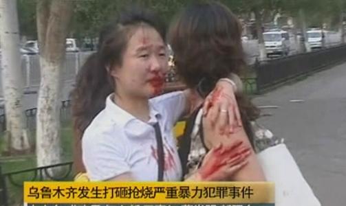 BLODIG: Dette bildet hentet fra kinesiske CCTV viser en bl�dende kvinne i gatene av Urumqi i g�r. Foto: REUTERS/CCTV/SCANPIX