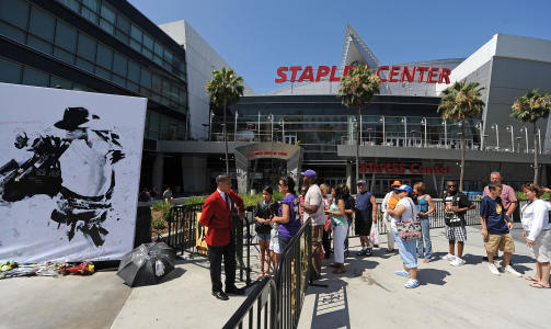 STAPLES CENTER: Her skal minnestunden for Michael Jackson avholdes i morgen. Foto: AFP PHOTO/ROBYN BECK