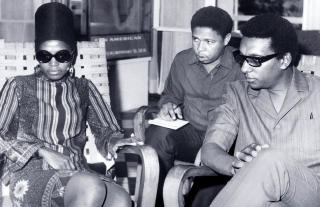 BES�KTE BLACK PANTHERS: Den amerikanske, militante bevegelsen dro ogs� til Danmark for � v�re med p� Venstresocialistenes kongresser. Her er Stokely Carmichael (til h�yre), alias Kwame Ture, som opprettet Black Panthers, sammen med kona Miriam Makeba. Foto: AFP