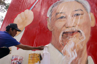 HO CHI MINH: Den vietnamesiske lederen fikk Venstresocialistenes st�tte. Foto: AP/Charles Dharapak