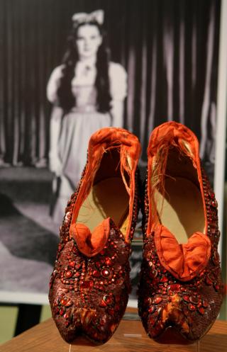 JUDY GARLANDS SKO: Smithsonian har ett av parene som ble designet av Adrian Greenberg og g�tt med av Garland i filmen �The Wizard of Oz�. Foto: AP/Kathy Willens