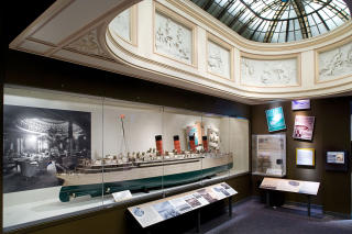 MIDDAGSSALONG: Dette taket prydet i 1890-�ra f�rsteklasse-taket i middagssalongen p� RMS Majestic og er en del av utstillingen �On the Water: Stories from Maritime America.� Foto: AFP/HUGH TALMAN - Smithsonian Institution National Museum of American History