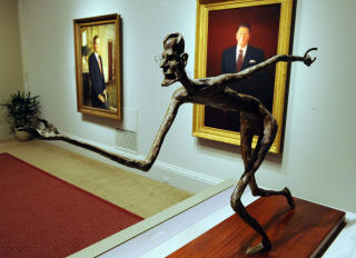 GEORGE BUSH SENIOR: Skulptur laget av Pat Oliphant. Han kaster hestesko. Foto: AFP/TIM SLOAN