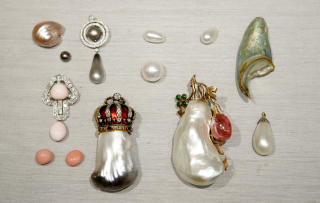 EDELSTENER: H�pets perle med krone, til venstre, og Asias perle, nummer to fra h�yre, sammen med andre perler i utstillingen �The Allure of Pearls�. En av perlene eide mannen bak Taj Mahal, en annen er p� utl�n fra Elizabeth Taylor. Foto: AP /Manuel Balce Ceneta