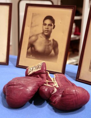 BOKSEHANSKER: Disse brukte tungvektsmester Joe Louis i sin f�rste kamp mot Tysklands Max Schmeling i 1936. De er utstilt i Smithsonians sportsavdeling. Foto: REUTERS/Jason Reed