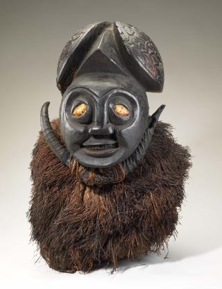 MASKE FRA KAMERUN: Maska har tilh�rt Bamum-folket og kuratorer ved Smithsonian har funnet ut at �ynene er laget av silke fra en ederkopp. Foto: Ap/National Museum of African Art, Smithsonian Institution, Franko Khoury