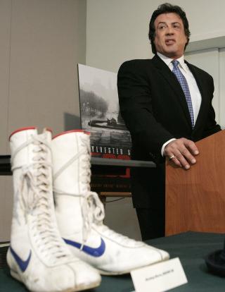 SKOENE I ROCKY: Sylvester Stallone donerte skoene han hadde p� seg i �Rocky� til Smithsonian's National Museum of American History. Foto: REUTERS/Molly Riley
