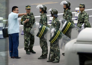 HAR OVERTATT: Urumqis gater har i dag v�rt fulle av politi og paramilit�re styrker. Foto: AP/Ng Han Guan/SCANPIX
