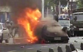 I BRANN: Slik s� det ut da demonstrantene satte fyr p� kj�ret�yer i gatene Foto: REUTERS/CCTV/SCANPIX