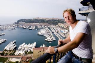 P� BILJAKT: Petter Solberg f�r lite tid til � nyte utsikten fra leiligheten sin i Monaco om dagen. Rallystjernen er p� desperat jakt etter en ny bil for � finne tilbake til seierssporet.
Foto: Heiko Junge / SCANPIX