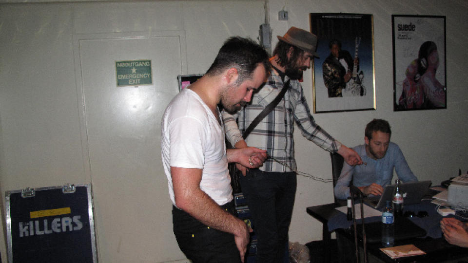 �DRESSED TO KILL� Her pr�ver The Killers-trommis Ronnie Vannucci Jr. et par Anti Swede-jeans backstage p� Rockefeller. Foto: Privat