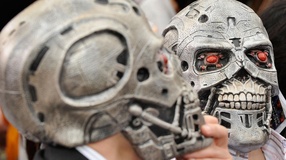 FILM NUMMER FIRE: Her venter Terminator-fans p� premieren av den siste filmen i serien om menneskenes kamp mot maskinene. Foto: Scanpix