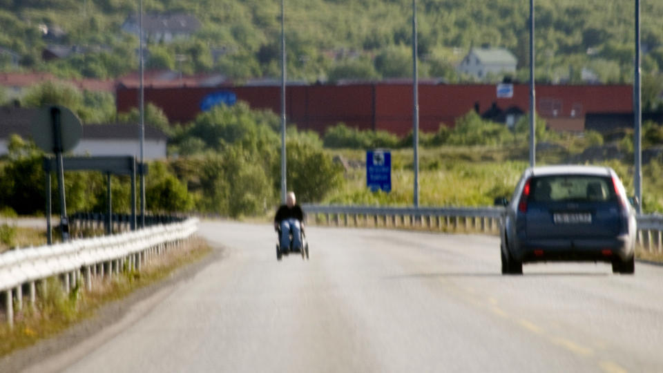 LIVSFARLIG FERD: Mannen i 80-�ra kom seg ut p� E10 og rullet av g�rde - til stor forskrekkelse for medtrafikanter. Foto: PRIVAT