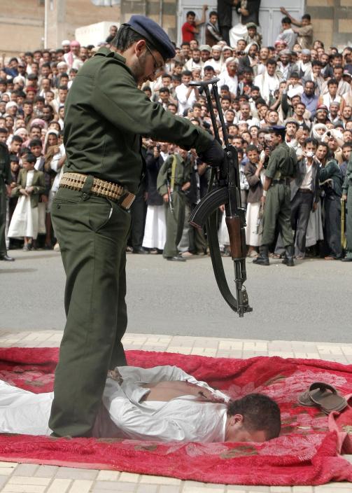 OFFENTLIG SKUE: Med hundrevis av tilskuere henrettes Yahia al-Raghwa. Foto: AP