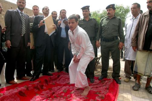 OFFENTLIG D�D: Yahya Hussein al-Raghwah kikker mot kamera mens han legger seg ned p� det r�de teppet. Foto: EPA/YAHYA ARHAB