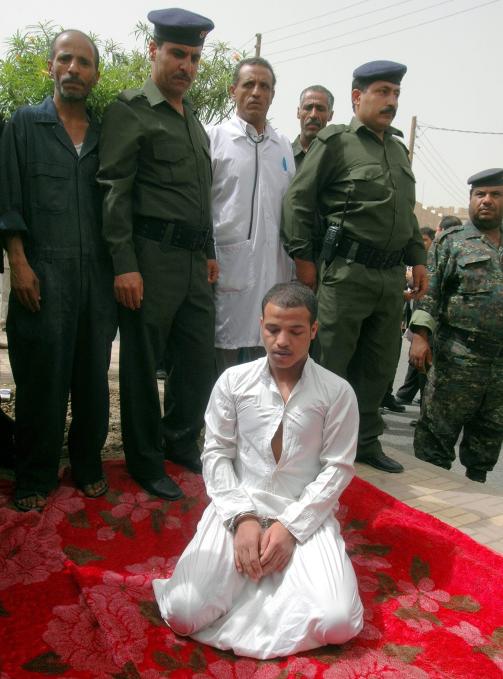 VAR FRIS�R:  Yahya Hussein al-Raghwah var fris�r i hovedstaden Sana'a, og ble d�mt til d�den for � ha voldtatt og drept en 11 �r gammel gutt som kom inn i salongen hans for � klippe h�ret. Foto: EPA/YAHYA ARHAB