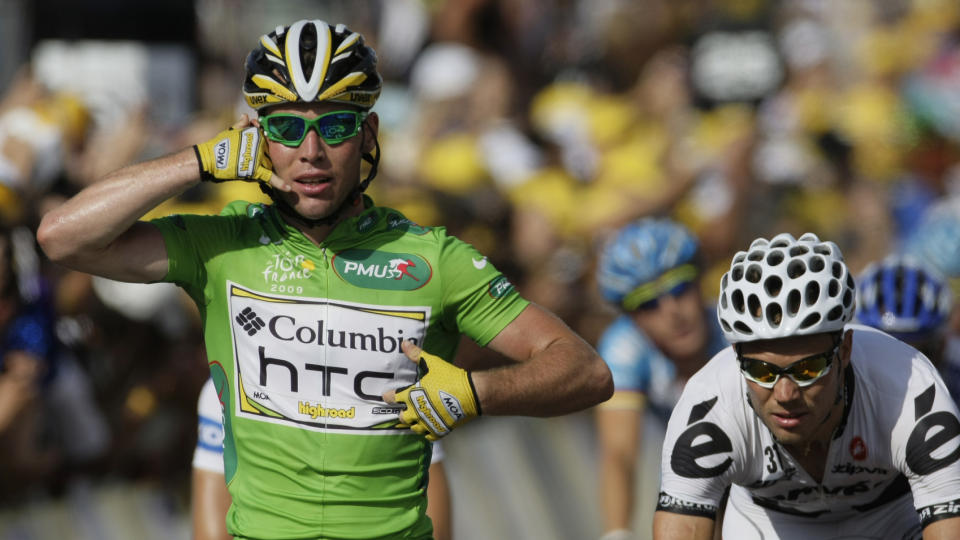�E.T. PHONE HOME�: Den sm�tt utenomjordiske spurteren Mark Cavendish tar seg tid til en telefon p� vei over m�lstreken foran Thor Hushovd. Cavendish sier Hushovd er en av de beste spurterne p� planeten. Men med formen Cavendish er i, holder ikke engang det. Foto: Laurent Rebours, AP/Scanpic