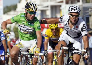 BARE � GRATULERE: Thor kunne ikke annet enn � gi Cavendish et klapp p� skuldra etter oppvisningen. Foto: Jean-Paul Pelissier, Reuters/Scanpix