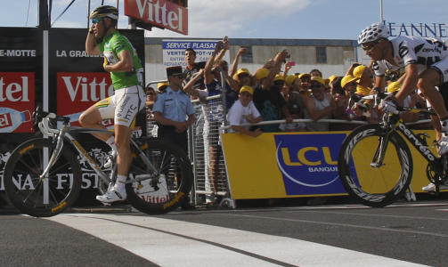 N�R, MEN LANGT UNNA: Thor Hushovd var ikke mange meter bak Mark Cavendish over m�lstreken, men briten s� ut til � ha full kontroll likevel. Foto: Christophe Ena, AP/Scanpix