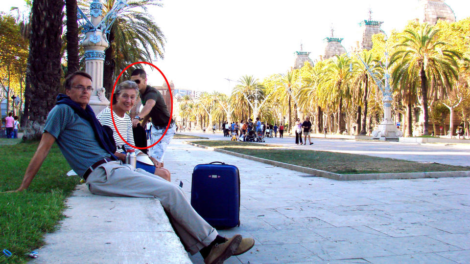 FREKK TYV: Robin Holtedahl ville ta et bilde av seg selv og samboeren Louise Koren Dahll foran triumfbuen i Barcelona. Han endte med et bilde av tyven som stjal baggen hans. Foto: Privat