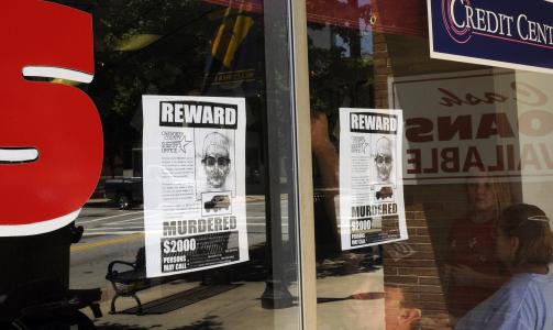 ETTERLYST: Plakater viser den mistenkte seriemorderen. Mandag hevet politiet dus�rsummen fra 2000 til 20 000 dollar. Foto: AP/SCANPIX
