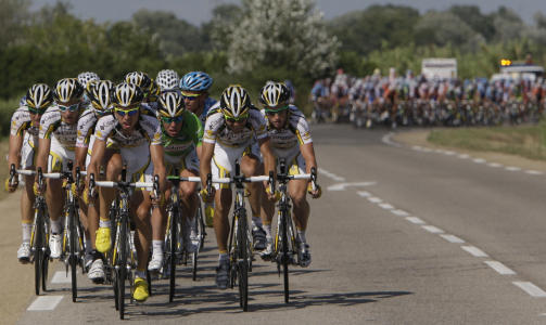 RETT STED TIL RETT TID: Da Mark Cavendish (i gr�nt) og Columbia-lagkameratene splittet feltet, var Lance Armstrong den fremste sammenlagt-kandidaten som klarte � komme med. Foto: Bas Czerwinski, AP/Scanpix