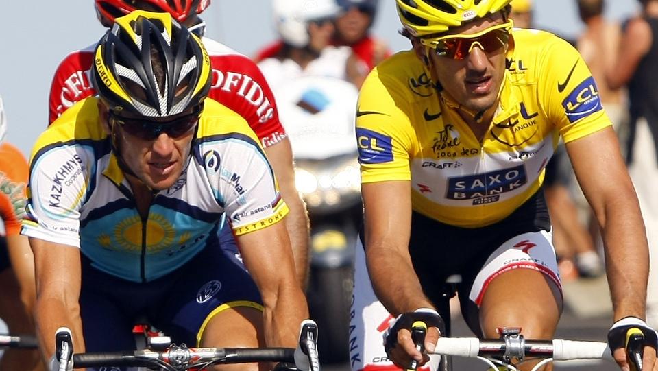 TR�YEBYTTE? Atle Kv�lsvoll tror Lance Armstrong (t.v.) overtar den gule ledertr�ya til Saxo Bank-rytter Fabian Cancellara etter morgendagens lagtempo. Foto: Bogdan Cristel, Reuters/Scanpix