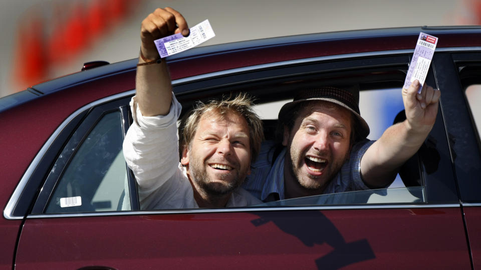 JUBLER: Espen Eckbo og Steinjo jubler over � ha f�tt billetter. Foto: Allen J. Schaben / Los Angeles Times