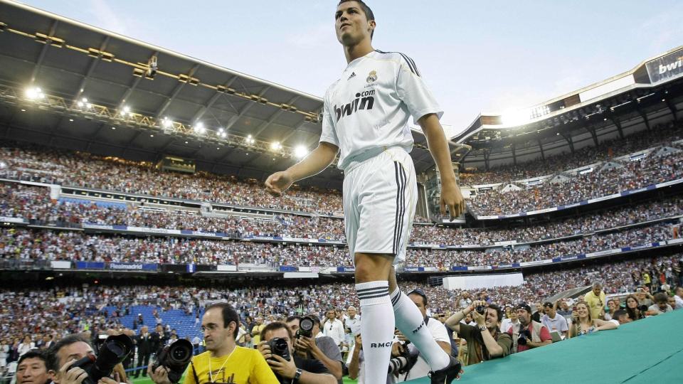 P� PLASS: Cristiano Ronaldo entrer Santiago Bernabeu i den helhvite drakta han har dr�mt s� lenge om � f� spille i. Foto: Juan Medina, Reuters/Scanpix