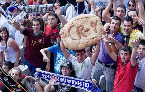 RONALDO-BR�D: Cristiano Ronaldo f�r selvsagt ikke sjuer'n til Raul i Real Madrid. Dermed endrer han varemerket �CR7� til �CR9�. Og kanskje skal han stjele id�en til supporteren som stilte med et gigantisk CR9-br�d p� kveldens presentasjon? Kommer sikkert til � selge bedre enn V�lerenga-br�det gj�r i Oslo.Foto: Narci Cuervo, AP/Scanpix