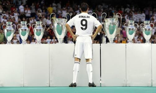 S�LVT�Y: Ronaldo tar en titt p� pokalsamlinga til Real MadridFoto: Juan Medina, Reuters/Scanpix