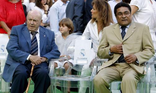 LEGENDER: Real Madrids �respresident Alfredo Di Stefano (t.v.) og den portugisiske fotballegenden Eusebio var ogs� p� plass. Foto: Ballesteros, EPA/Scanpix