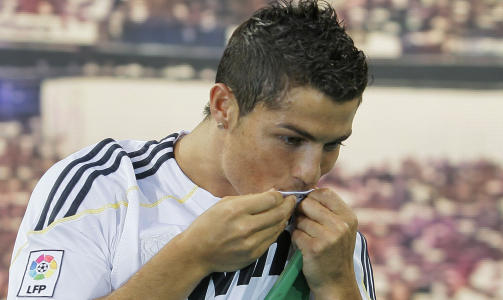 KYSS: Ronaldo er allerede intim med den nye drakta si. Foto: Victor R. Caivano, AP/Scanpix