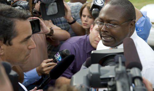 FANT V�PEN: Politidirekt�r Reggie Lloyd informerer pressen om at det er funnet et v�pen p� den d�de mannen som matcher v�penet som er brukt i de fem drapene. Foto: AP/SCANPIX