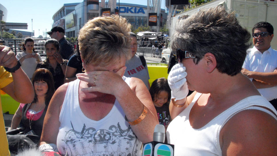 I SJOKK: Charel Thomas (45) og Helen Gardener (37) m�tte holde seg fast i politisperringer og hverandre da de p� uventa vis fikk to billetter til dagens minnestund i Staples Center. Publikum applauderte og klemte; kvinnene gr�t av glede. Foto: GEIR BARSTEIN
