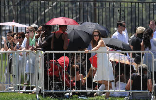 FANS: Etter at det i g�r ble kjent at familien skulle ha en privat seremoni p� gravlundet, str�mmet fans til for � v�re n�r liket. Foto: AFP PHOTO/ROBYN BECK