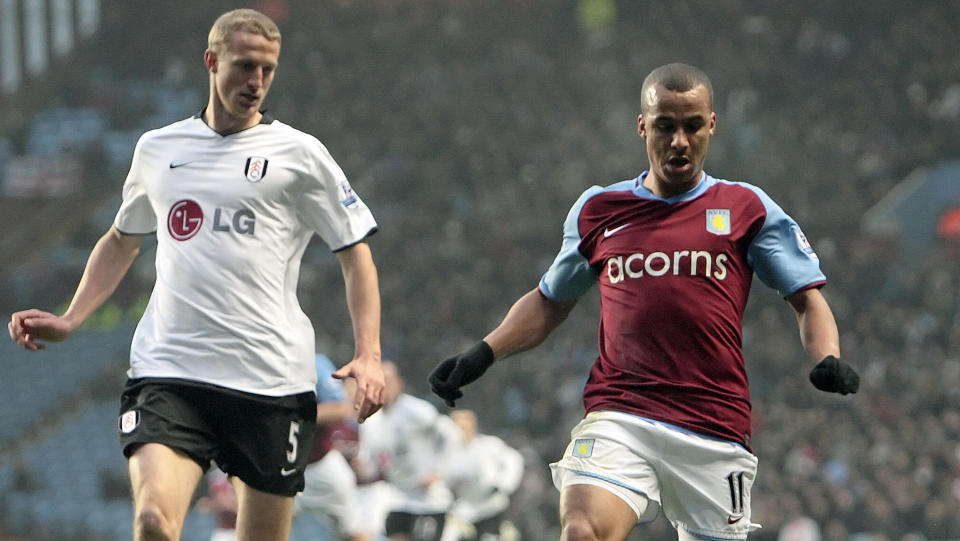 ETTERTRAKTET: Kontraktstr�bbel i Fulham kan f�re til at Brede Hangeland blir Aston Villa-spiller, skriver britiske aviser. Her passer nordmannen p� Gabriel Agbonlahor. Foto: AFP PHOTO/Leon Neal