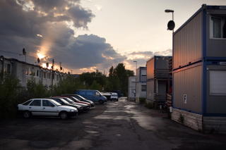  BRAKKEBY:  I verkseier Furulunds vei 37 st�r 300 brakker. P� nabotomtene st�r enda flere brakkerigger. Beboere Dagbladet snakket med synes det er trist at det bor barn der. Foto: Lars Lindqvist