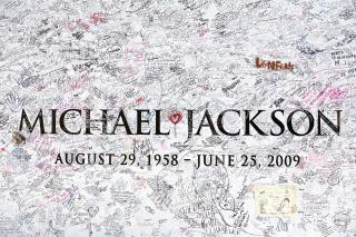 FANSEN MINNER JACKSON: Hilsninger i n�rheten av Staples Center Foto: EPA/SEAN MASTERSON