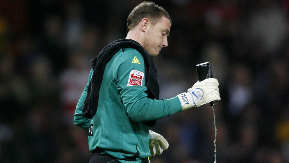 UTESTENGT:  Paddy Kenny f�r ikke spille fotball p� ni m�neder etter � ha testet positivt p� efedrin. Keeperen hevder han ikke har f�rt i seg ulovlige stoffer med vilje. Foto: Glyn Kirk / AFP.