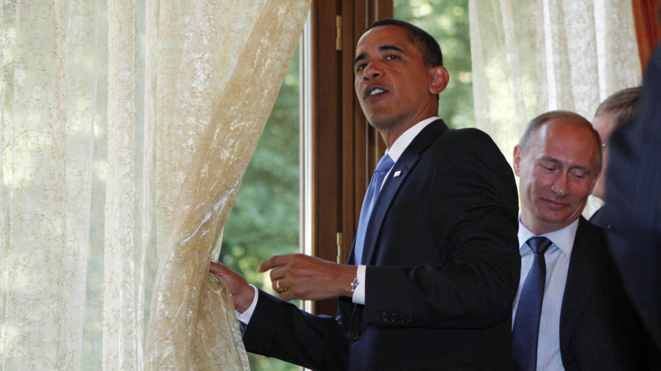 TOK EN TITT: President Barack Obama kikket ut vinduet til statsminister Vladimir Putin. Foto: REUTERS/Jim Young/SCANPIX