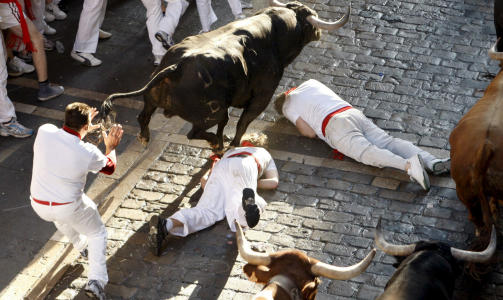 LEK MED D�DEN: Deltagerne setter livet p� spill. I �r ble en l�psdeltager drept. Foto: AP Photo/EFE, Jesus Diges/Scanpix